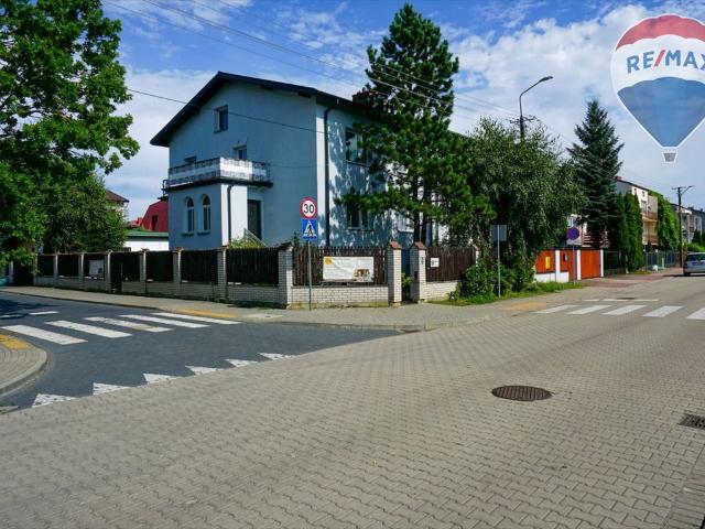 Dom z niezależnym przyziemiem i garażem w Żyrardowie polecam!