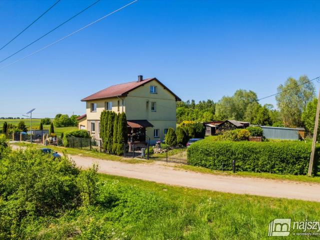 Dom z ogrodem i garażami w Tuczach, 103 m2