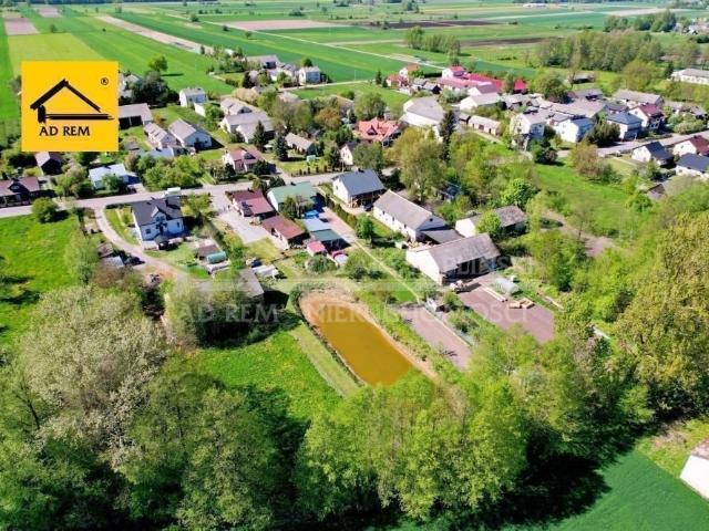 Dom z ogrodem, stawem i garażem w Mikłusach