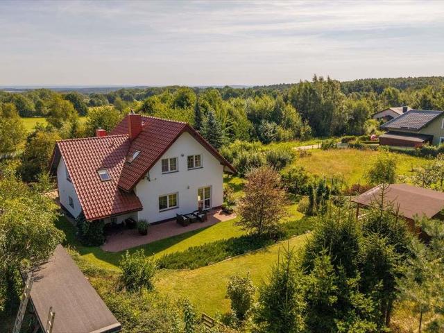 Dom z panelami fotowoltaicznymi i ogrodem zapraszam