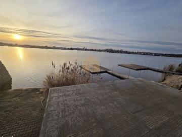 Dom z panoramicznym widokiem na jezioro i własnym pomostem