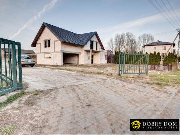 Dom w stanie surowym z dużą działką i potencjałem inwestycyjnym