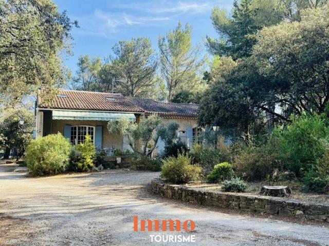 Domaine avec gîtes et maison principale à Grans, en Provence 300m² Grans