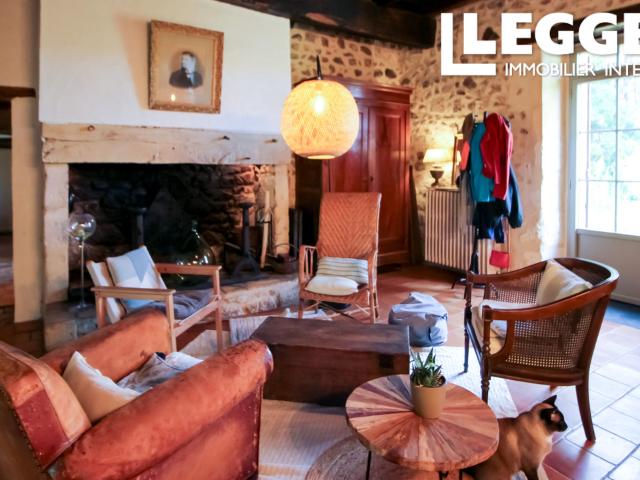 Domaine avec maison principale, 1 gîte, 2 cabanes perchées, une piscine, une noyeraie et plusieurs bâtiments