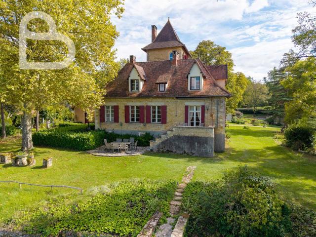 Domaine avec manoir et dépendances Potentiel exceptionnel 455m² Duravel