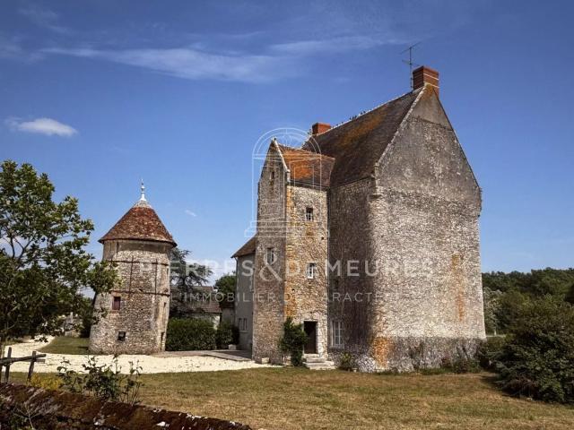 Domaine Avec Manoir Et Ses Annexes Sur 176Ha De Prairie Et B. 368m² Châteauroux