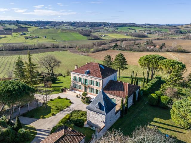 Domaine avec manoir, installations événementielles, annexes. 666m² Monflanquin