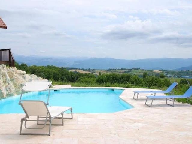 Domaine avec vue panoramique, piscine, hébergements et environnement idéal pour chevaux et nature