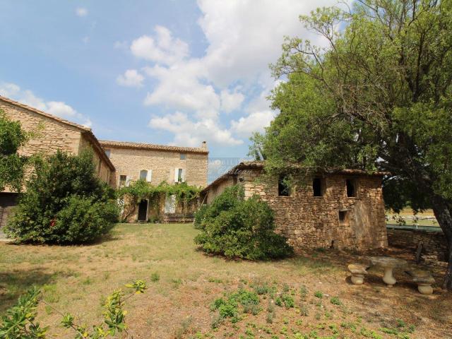 Domaine à restaurer en vente avec 6 hectares de vignes situé. 494m² Gordes