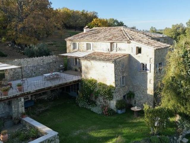 Domaine – Ancienne ferme en pierre rénovée avec soin et pensé pour le confort du quotidien. L'installation moderne est assuré par la pompe à chaleur avec régulation digitale et réseau supplémentaire par chaudière centrale au fuel