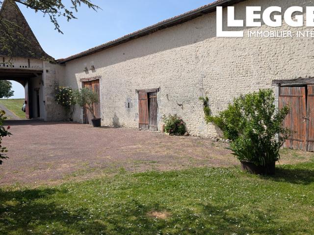 Domaine charentais privé sans voisins avec pigeonnier, cour intérieure, dépendances à 7 min de Barbezieux