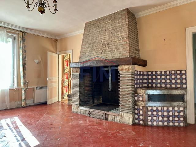 Domaine comprenant une maison de maître, une maison sous bail de location, un gîte et diverses dépendances