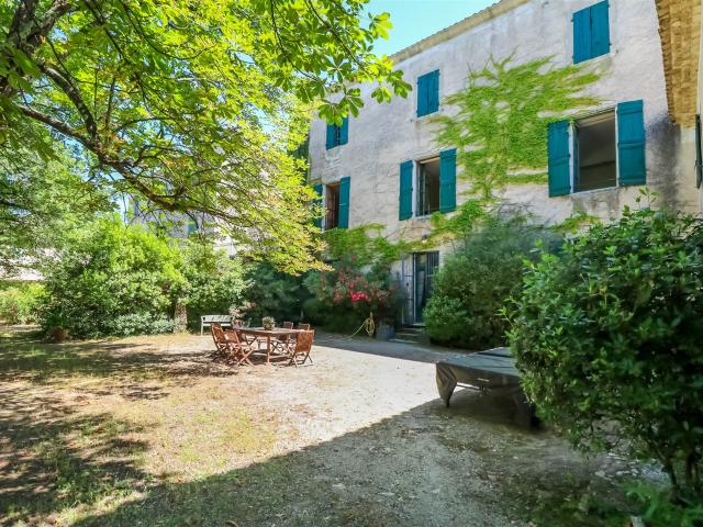 Domaine du château avec piscine, maison d’hôtes et oliveraie 492m² Quissac