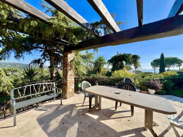 Domaine du Grand Pin Villa de caractère avec piscine et vue mer