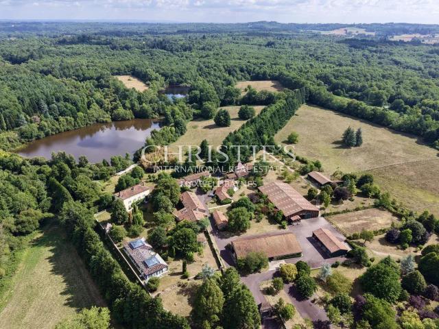 Domaine d’exception de 144 ha au cœur du Périgord Vert 1660m² Périgueux