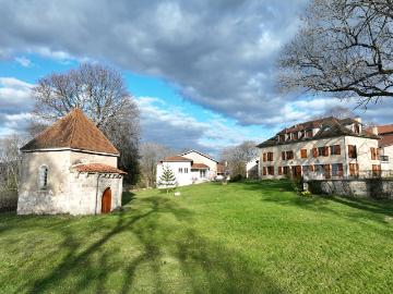 Domaine d’Exception en Auvergne Un hameau privé au potentiel extraordinaire