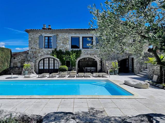 Domaine d’Exception entre Vignes et Oliviers 305m² Vallon Pont d'Arc