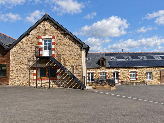 Domaine de moulin français restauré avec piscine intérieure. 965m² Désertines