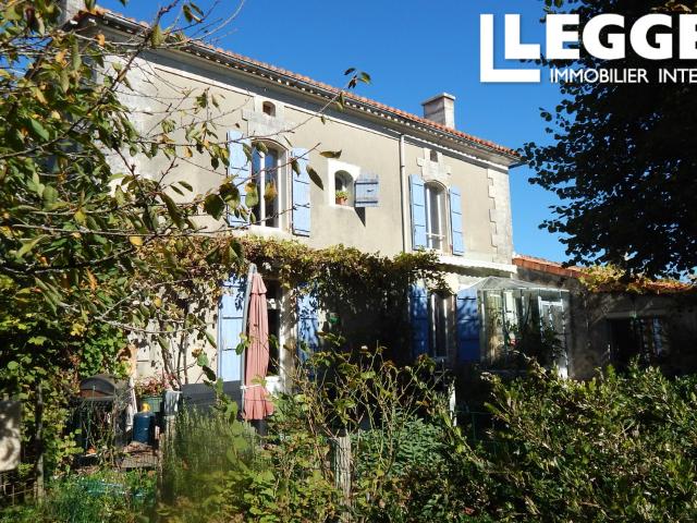 Domaine de campagne comprenant deux maisons et des dépendances en pierre, le tout sur 6 hectares de campagne