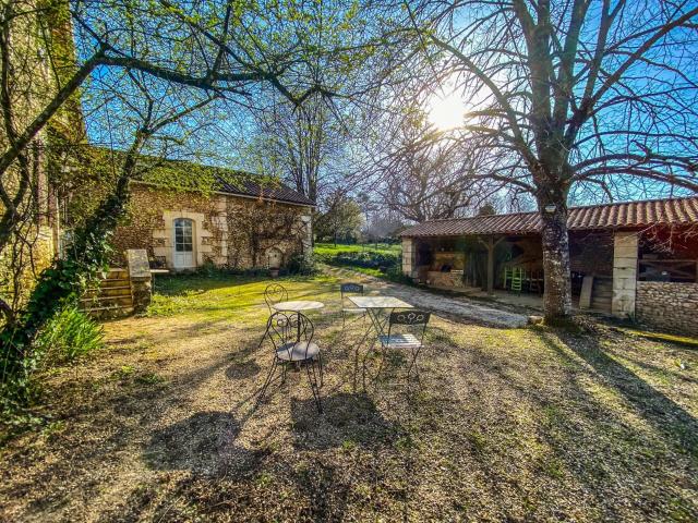 Domaine De Caractere Avec Gite Et Pigeonnier 300m² Neuvic