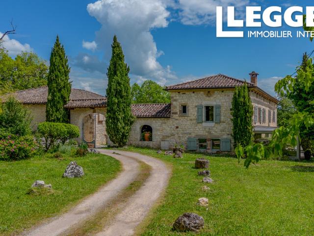 Domaine de caractère avec gîte, piscine et espaces de réception sur 5 hectares
