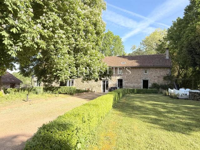 Domaine de Caractère avec Piscine et 14 Hectares de Nature 526m² Piégut Pluviers