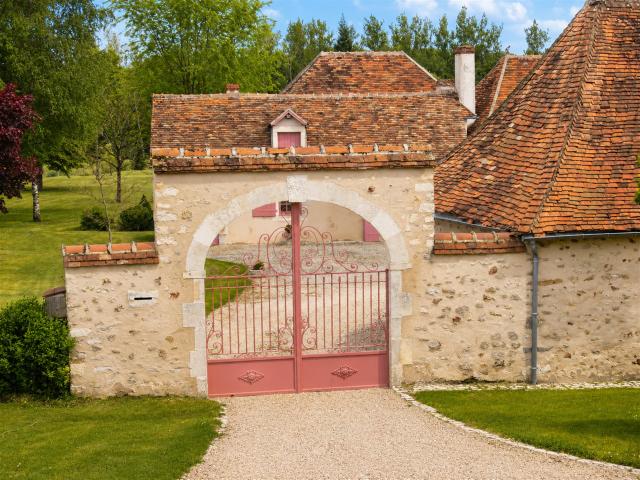 Domaine de caractère de 16,5 ha Maison rénovée 880 m² de. 220m² Bélâbre