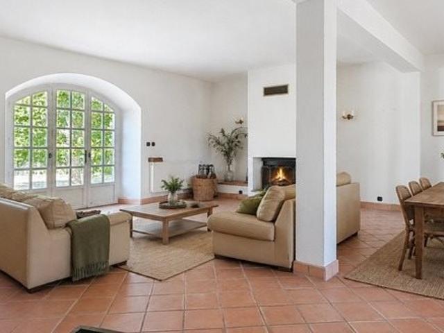 Domaine de caractère de 304 m² sur plus de 60 hectares d’un. 304m² Pieusse