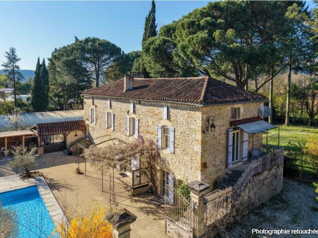 Domaine de caractère rénové avec gîtes, parc arboré et doubl. 530m² Puy l'Evêque