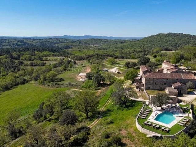 Domaine de caractère sur 50 hectares avec activité d’accueil et vue panoramique