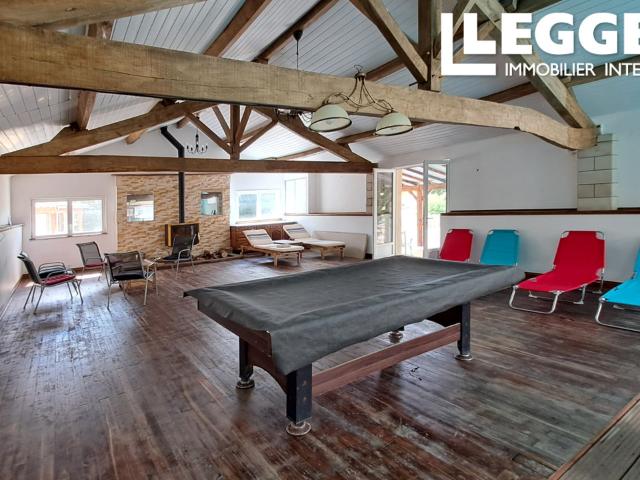 Domaine de charme avec Maison principale spacieuse, 3 Gîtes et Piscine intérieure chauffée