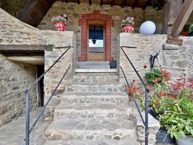 DOMAINE DE CHARME DU XIXᵉ SIÈCLE – 220 m² – MONTS DU LYONNAIS