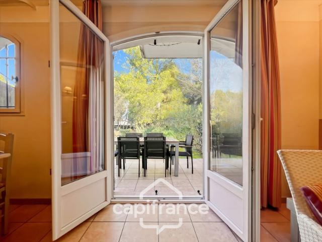 DOMAINE de PONT ROYAL, investissement locatif d'un charmant bastidon de 43 m2, entretenu, élevé d'un étage composé de 2 chambres, jardin et emplacement pour le véhicule