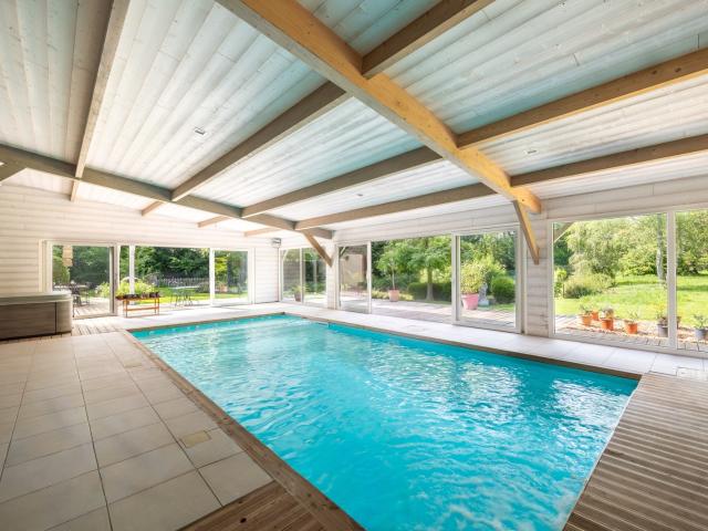 DOMAINE DE PRESTIGE DE 538 M2 DANS LA MONTAGNE DE REIMS AVEC PARC ET PISCINE
