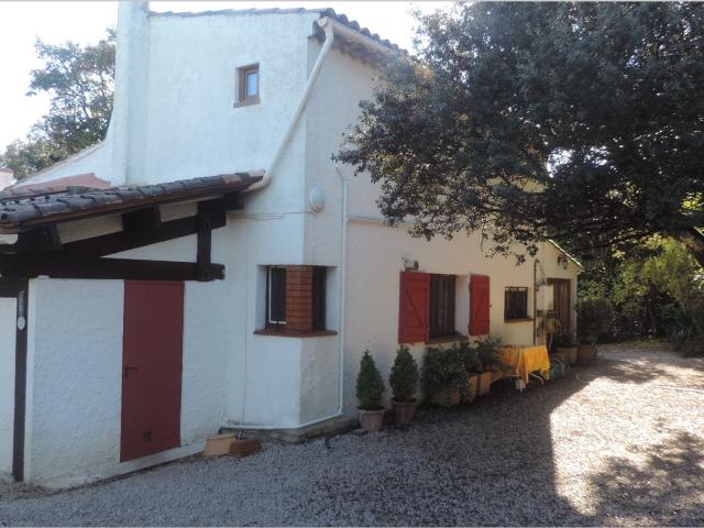 Domaine De 6 Hectares Avec 3 Habitations Sur La Commune De B. 220m² Brue Auriac