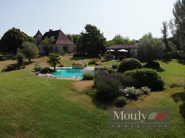 Domaine D'exception Au Milieu De Ses 27 Hectares 250m² Séniergues