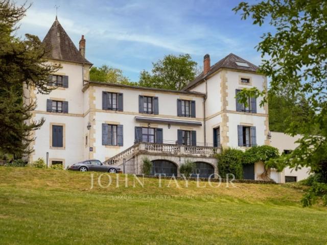 Domaine d'exception avec activité hoteliere et restaurationau coeur du perrigord blanc – Château du XVIIIème siècle au cœur d'un parc boisé de 3,5 hectares