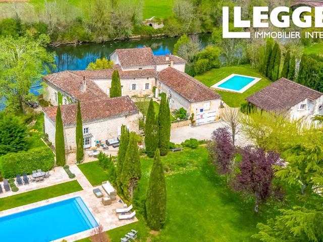 Domaine en Pierre au Bord de l’Eau avec 2 Piscines, Court de Tennis et Espaces de Vie Luxueux