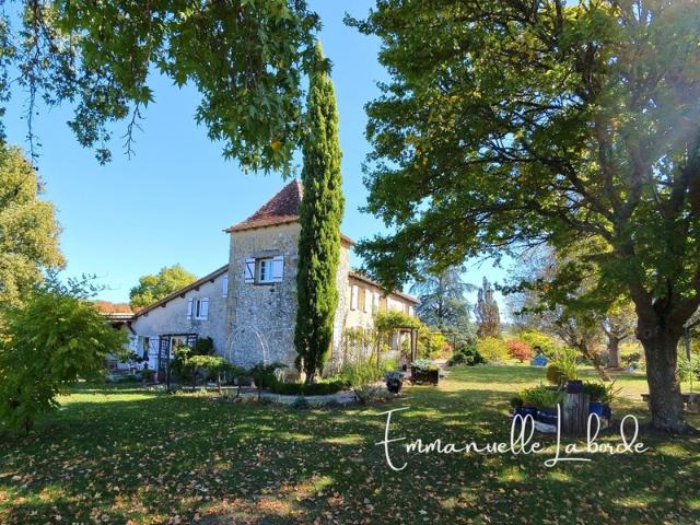 Domaine en pierre avec dépendances et 5 hectares de nature – Monbazillac 24240