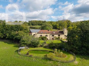 Domaine en pierre avec deux maisons, grange et bassin 242m² Gourdon