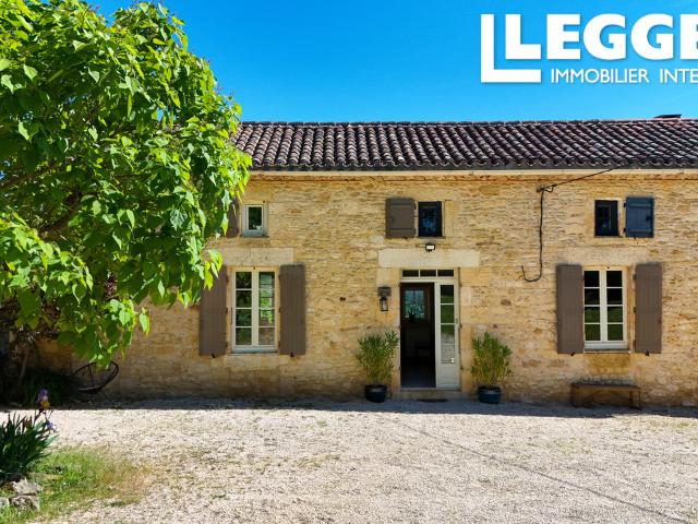Domaine en pierre d’exception avec 2 gîtes, 2 piscines et vues panoramiques près de Fumel
