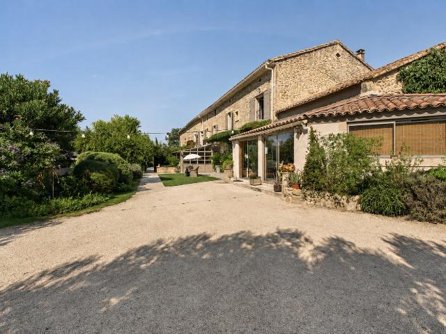 Domaine en pierre de 675 m2 avec piscine sur près de 3 ha Roquemaure