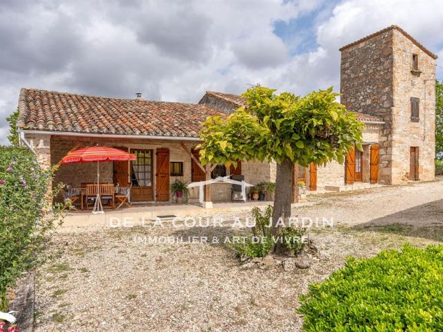 Domaine en pierre, havre de paix sur 5.3 hectares avec vue