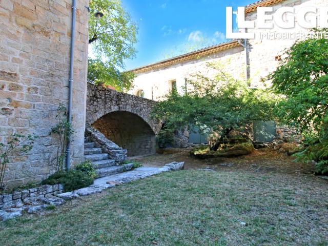 Domaine en pierre naturelle de 700 m², dont 325 m² habitables, et plus de 5,5 hectares de terrain attenant