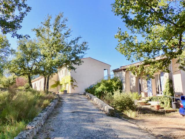 Domaine en position dominante comprennent 2 maisons et pisci