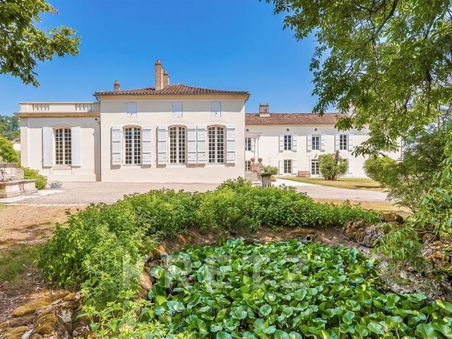 Domaine Équestre D’Exception Sur Environ 44 Hectares Avec De. 870m² Nérac