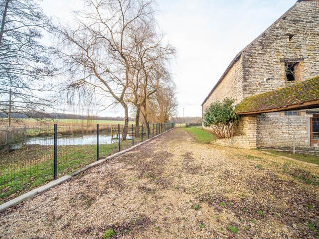 Domaine historique avec Abbaye cistercienne du XIIIème sur 5 hectares Renève