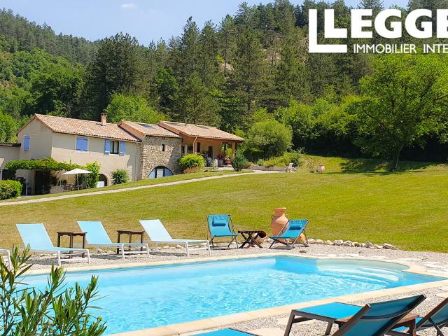 Domaine idyllique avec une maison, 5 habitations et piscine. Dans un environnement calme avec vue magnifique
