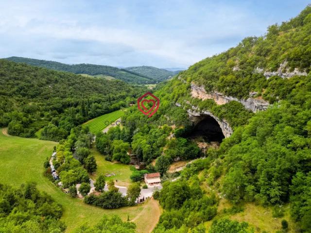 Domaine incluant une grotte naturelle