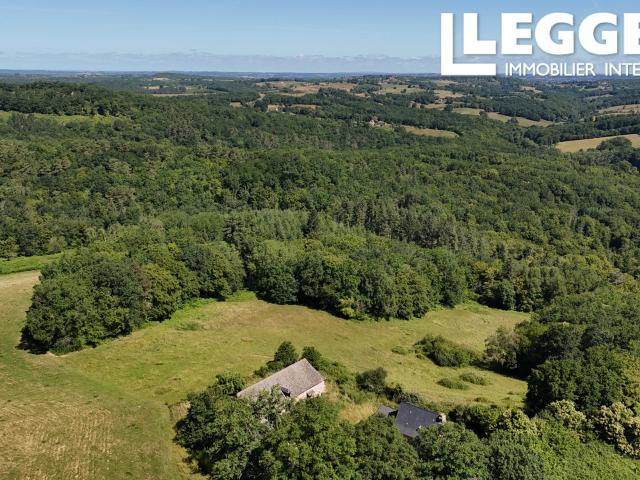 Domaine rural de 40 hectares avec bois, prairies et 2 bâtiments à réhabiliter